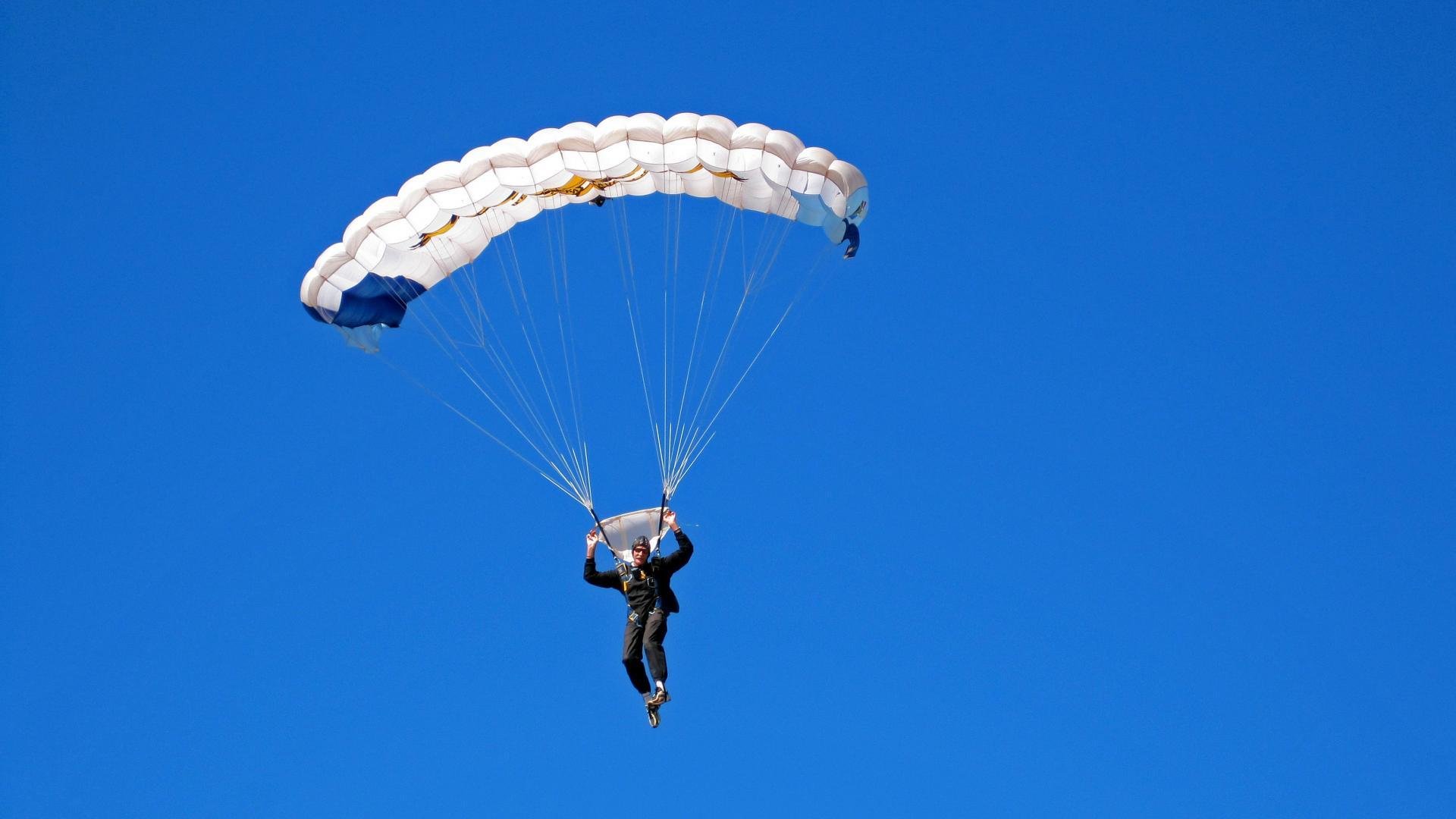 阿斯顿马丁鏖战法拉利,汉密尔顿统治全场,一场载入史册的赛道对决